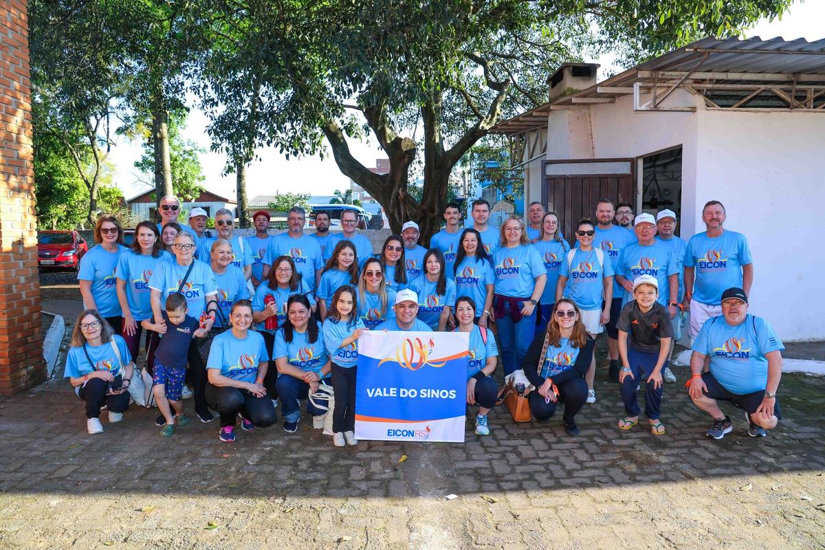 Delegação do Vale dos Sinos reunida com a bandeira no 39º EICON, em Ijuí, 2026