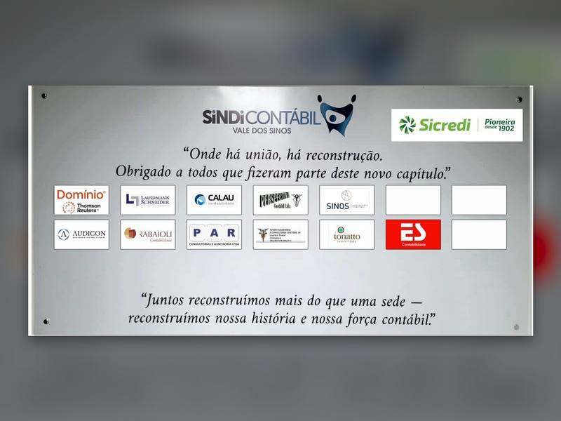 Placa de agradecimento aos apoiadores da reconstrução, com a Sicredi em destaque