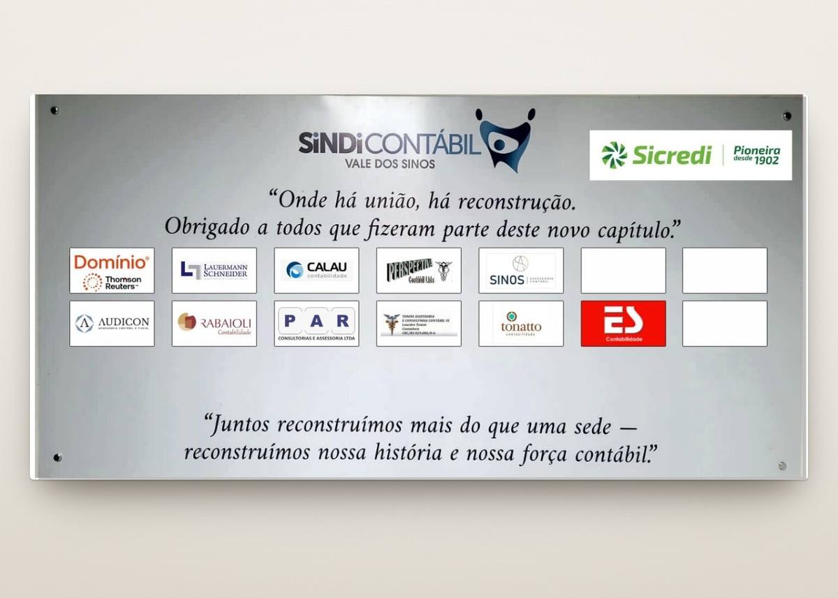Placa de agradecimento aos apoiadores da reconstrução, com a Sicredi em destaque, na parede da sede