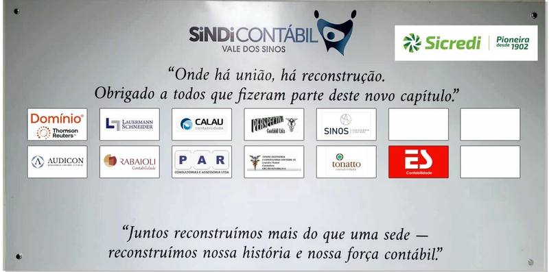 Placa de agradecimento aos apoiadores da reconstrução, com a Sicredi em destaque