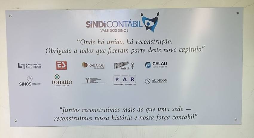 Placa de agradecimento aos apoiadores da reconstrução, afixada na sede