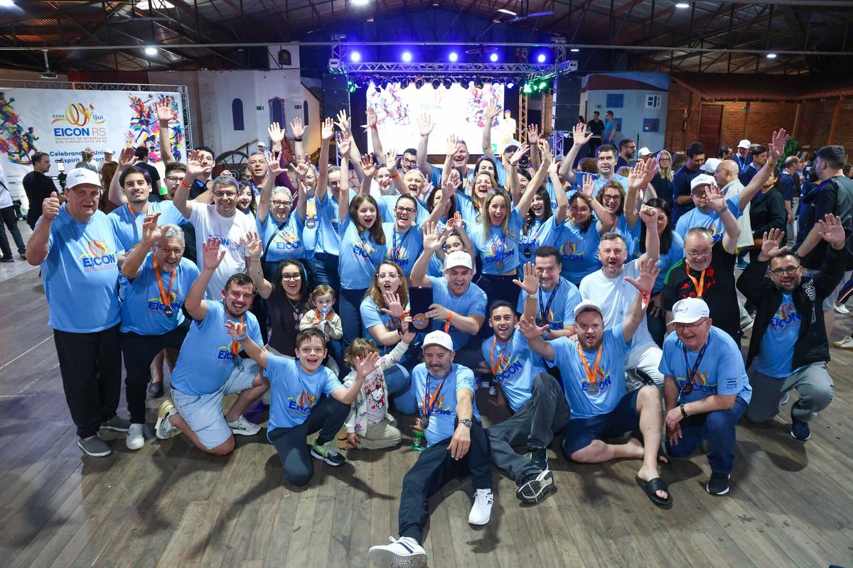 A delegação do Vale dos Sinos comemora a premiação no 39º EICON, em Ijuí, 2026