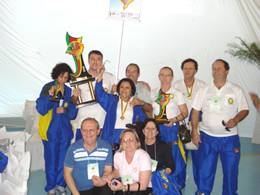 A delegação com o troféu geral de bicampeã, XXIV EICON, Passo Fundo, 2008