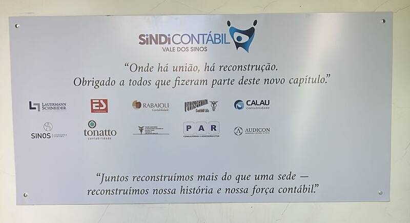 Placa de agradecimento aos apoiadores da reconstrução, afixada na sede