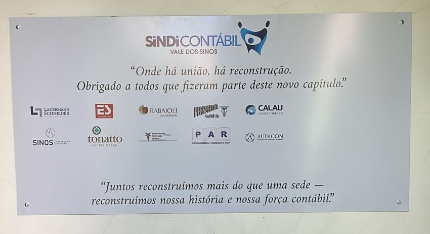 Placa de agradecimento aos apoiadores da reconstrução, afixada na sede